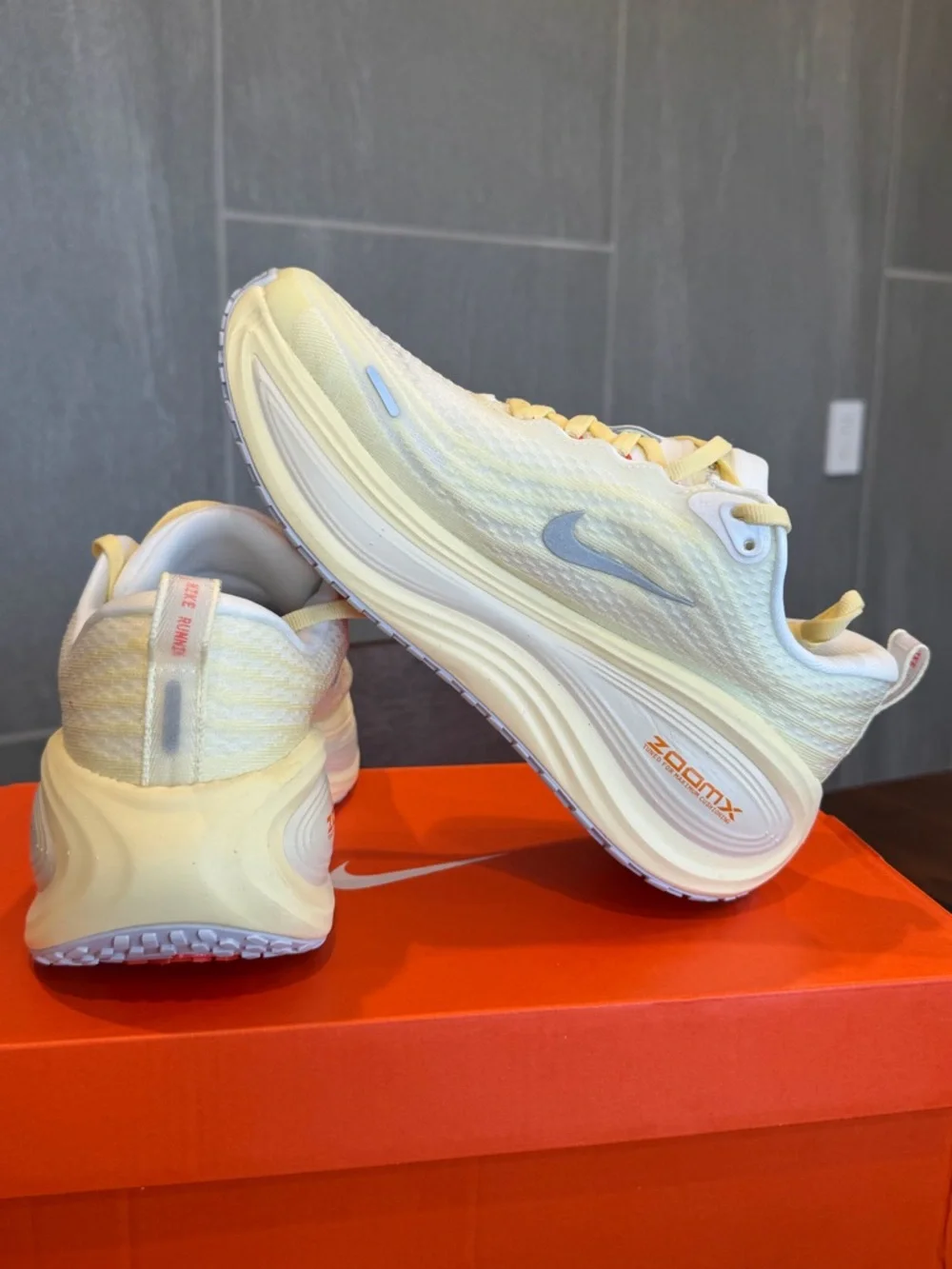 Women’s Nike Vomero Plus - Picture 3 of 4